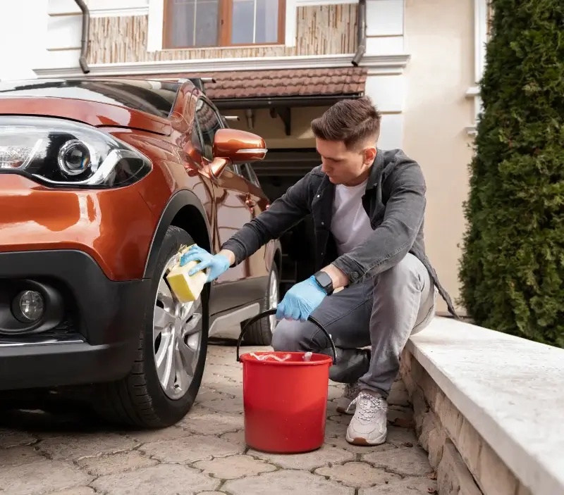 Lavage auto à domicile Cartigny : professionnel intervenant sur un véhicule